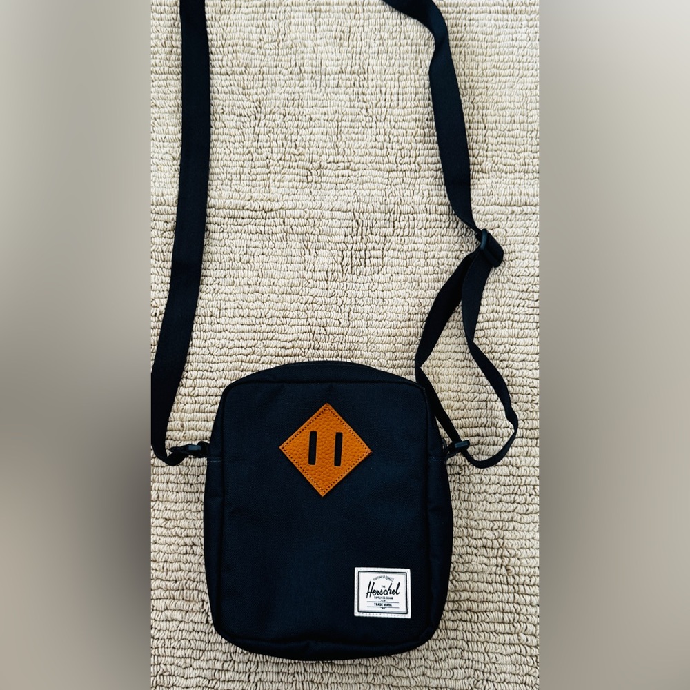 Herschel Heritage Crossbody 2.5L – Navy – Like New